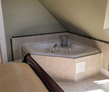 Garrett Suite whirlpool bath tub